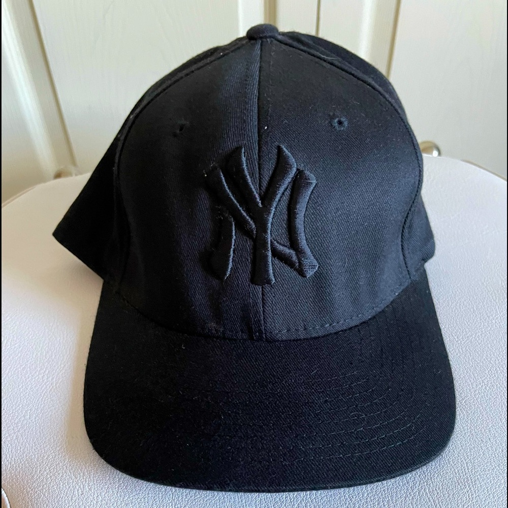 NY Yankees hat.